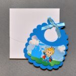 Προσκλητήριο βάπτισης σαλιάρα με θέμα πρίγκιπας από υλικό EVA σε φάκελο - κουτί.