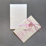 Προσκλητήριο βάπτισης από υλικό EVA με λουλούδι φίλντισι σε φάκελο - κουτί.