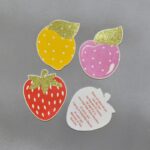 Προσκλητήριο βάπτισης φράουλα από υλικό EVA με εκτύπωση glitter σε φάκελο - κουτί.