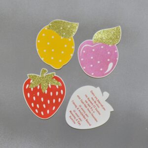 Προσκλητήριο βάπτισης φράουλα από υλικό EVA με εκτύπωση glitter σε φάκελο - κουτί.