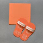 Μοναδικό προσκλητήριο βάπτισης τρισδιάστατα παντοφλάκια από υλικό EVA με φάκελο - κουτί.