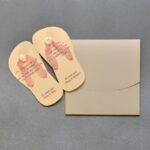 Μοναδικό προσκλητήριο βάπτισης τρισδιάστατες σαγιονάρες από υλικό EVA με φάκελο - κουτί.