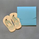 Μοναδικό προσκλητήριο βάπτισης τρισδιάστατες σαγιονάρες από υλικό EVA με φάκελο - κουτί.