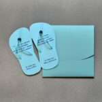 Μοναδικό προσκλητήριο βάπτισης τρισδιάστατες σαγιονάρες από υλικό EVA με φάκελο - κουτί.