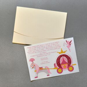 Προσκλητήριο βάπτισης με θέμα άμαξα και εκτύπωση glitter σε φάκελο - κουτί.