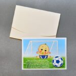 Προσκλητήριο βάπτισης με θέμα ποδοσφαιριστής με ανάγλυφη διακόσμηση σε φάκελο - κουτί.