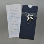 Συρταρωτό προσκλητήριο βάπτισης με ναυτικό θέμα και διακόσμηση στο φάκελο.