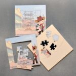 Προσκλητήριο βάπτισης κορνίζα - παζλ από μαγνήτη με θέμα καουμπόης και φάκελος - κουτί.