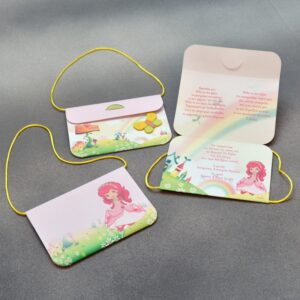 Προσκλητήριο βάπτισης τσαντάκι με θέμα φραουλίτσα.