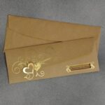 Vintage προσκλητήριο γάμου τρίπτυχο με χρυσοτυπία και ιδιαίτερο κλείσιμο με κοπή καρδιάς.