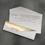 Προσκλητήριο γάμου τρίπτυχο με χρυσοτυπία, περλέ αναγλυφότητα και ιδιαίτερη κοπή.