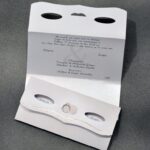 Προσκλητήριο γάμου τρίπτυχο με εκτύπωση glitter και ασημοτυπίας εξωτερικά και ιδιαίτερη κοπή.