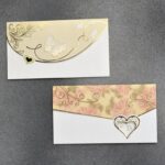 Προσκλητήριο τρίπτυχο γάμου με καρδιά, χρυσοτυπία και αναγλυφότητες.