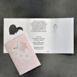 Προσκλητήριο γάμου και βάπτισης τρίπτυχο με αναγλυφότητες, ασημοτυπία, ιδιαίτερη κοπή.