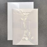 Προσκλητήριο γάμου με εξωτερικό ριζόχαρτο και περλέ ανάγλυφα τριαντάφυλλα.