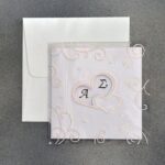 Προσκλητήριο γάμου δίπτυχο με διαφάνεια με glitter εκτύπωση και αναγλυφότητες.