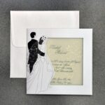 Προσκλητήριο γάμου με θέμα γαμπρός - νύφη με ριζόχαρτο, glitter εκτύπωση, ασημοτυπία και αναγλυφότητες.