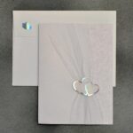 Ιδιαίτερο προσκλητήριο γάμου τετράφυλλο, με ασημοτυπίες, glitter εκτύπωση, ανάγλυφα στοιχεία και τούλι.