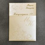 Προσκλητήριο γάμου σε περλέ χαρτί με χειροποίητη εκτύπωση glitter στο φάκελο.