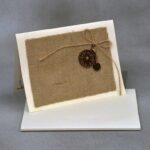 Προσκλητήριο γάμου και βάπτισης δίπτυχο με λινάτσα και ξύλινο αξεσουάρ.