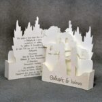 Προσκλητήριο γάμου τρισδιάστατο σε ιδιαίτερη κοπή με λευκό glitter και φάκελο - κουτί. 