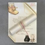 Προσκλητήριο γάμου και βάπτισης πάπυρος δεμένος με δαντελωτή κορδέλα και σχοινάκι.