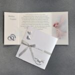 Προσκλητήριο γάμου και βάπτισης τρίπτυχο με μεταλλικά στοιχεία και σατέν κορδέλα.