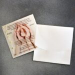 Προσκλητήριο γάμου και βάπτισης σε περλέ εκρού χαρτί και φάκελο - κουτί.