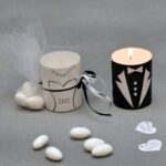 Μπομπονιέρα γάμου κερί σε θήκη με θέμα γαμπρός - νύφη και σατέν κορδέλες.