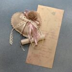 Vintage προσκλητήριο - μπομπονιέρα γάμου καρδιά από λινάτσα με πάπυρο.