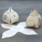 Προσκλητήριο - μπομπονιέρα γάμου χειροποίητο πουγκί από υλικό Eva foam με glitter εκτύπωση.