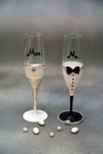 Ζωγραφισμένα κρυστάλλινα ποτήρια σαμπάνιας με θέμα "γαμπρός & νύφη" με ανάγλυφη διακόσμηση.