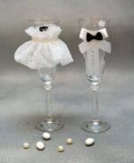 Κρυστάλλινα ποτήρια σαμπάνιας με θέμα "γαμπρός & νύφη" με ανάγλυφη διακόσμηση.