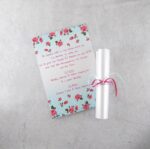 Προσκλητήριο βάπτισης πάπυρος με λουλούδια σε ιδιαίτερο χαρτί τύπου δερματίνη.