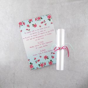 Προσκλητήριο βάπτισης πάπυρος με λουλούδια σε ιδιαίτερο χαρτί τύπου δερματίνη.