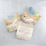 Προσκλητήριο βάπτισης με θέμα κύκνος και εκτυπωμένος φάκελος - κουτί.