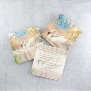 Προσκλητήριο βάπτισης με θέμα κύκνος και εκτυπωμένος φάκελος - κουτί.