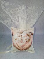 18365GMA Μπομπονιέρα γάμου - βάπτισης χειροποίητη Evaplex μαξιλαράκι κρεμαστό με σχέδιο που συνδυάζεται θεματικά με αντίστοιχο προσκλητήριο