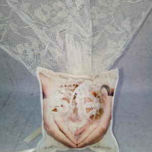 18365GMA Μπομπονιέρα γάμου - βάπτισης χειροποίητη Evaplex μαξιλαράκι κρεμαστό με σχέδιο που συνδυάζεται θεματικά με αντίστοιχο προσκλητήριο