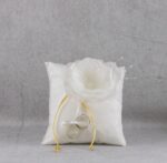 Χειροποίητο μαξιλαράκι - θήκη για βέρες με σατέν ύφασμα και χειροποίητο λουλούδι με πέρλες.