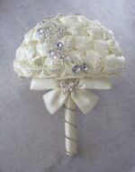 Χειροποίητη νυφική ανθοδέσμη, διακοσμημένη με σατέν τριαντάφυλλα, κοσμήματα και στρας.