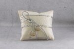 Χειροποίητο μαξιλαράκι - θήκη για βέρες με ιριδίζον ύφασμα, διακοσμημένο με ασημί στοιχεία και στρας.