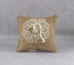 Χειροποίητο μαξιλαράκι - θήκη για βέρες με λινάτσα και πλεκτό μοτίφ.