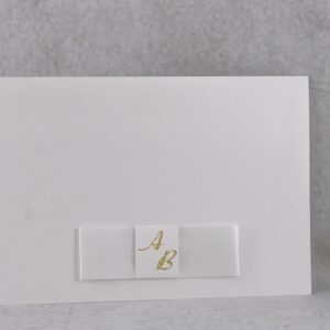 Προσκλητήριο γάμου δίπτυχο με χειροποίητη εκτύπωση glitter σε σατέν φιόγκο.