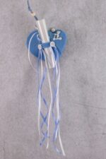 Προσκλητήριο - μπομπονιέρα κρεμαστή τσόχινη καρδιά με θέμα αγοράκι με πατίνι.