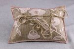 Χειροποίητο μαξιλαράκι - θήκη για βέρες με λινάτσα και ιδιαίτερο μοτίφ με λουλούδια.