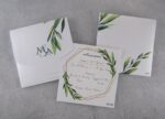 Προσκλητήριο γάμου με γεωμετρικά σχήματα και ελιά σε περλέ χαρτί και εκτυπωμένος φάκελος - κουτί.