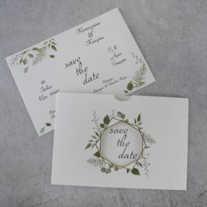 Προσκλητήριο γάμου με πράσινα φύλλα, γεωμετρικό μοτίβο και χρυσοτυπία.