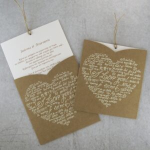 Προσκλητήριο γάμου με γκλίτερ εκτύπωση τη λέξη "Σ' αγαπώ" σε όλες τις γλώσσες.