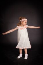 Φόρεμα βάπτισης εξαιρετικής ποιότητας με μουσελίνα, σατέν ύφασμα, έξτρα επένδυση και κορδέλα μαλλιών. Ηλικίες έως 5 ετών.